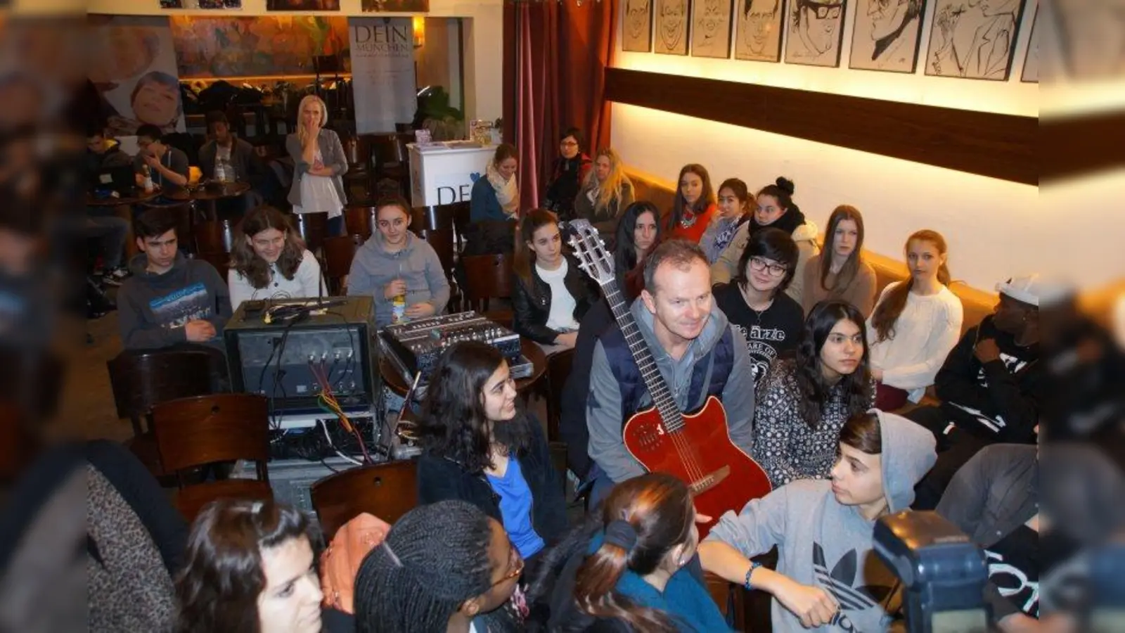 Willy Astor sitzt zusammen mit den Jugendlichen in der Lach- und Schießgesellschaft. (Foto: jcs)