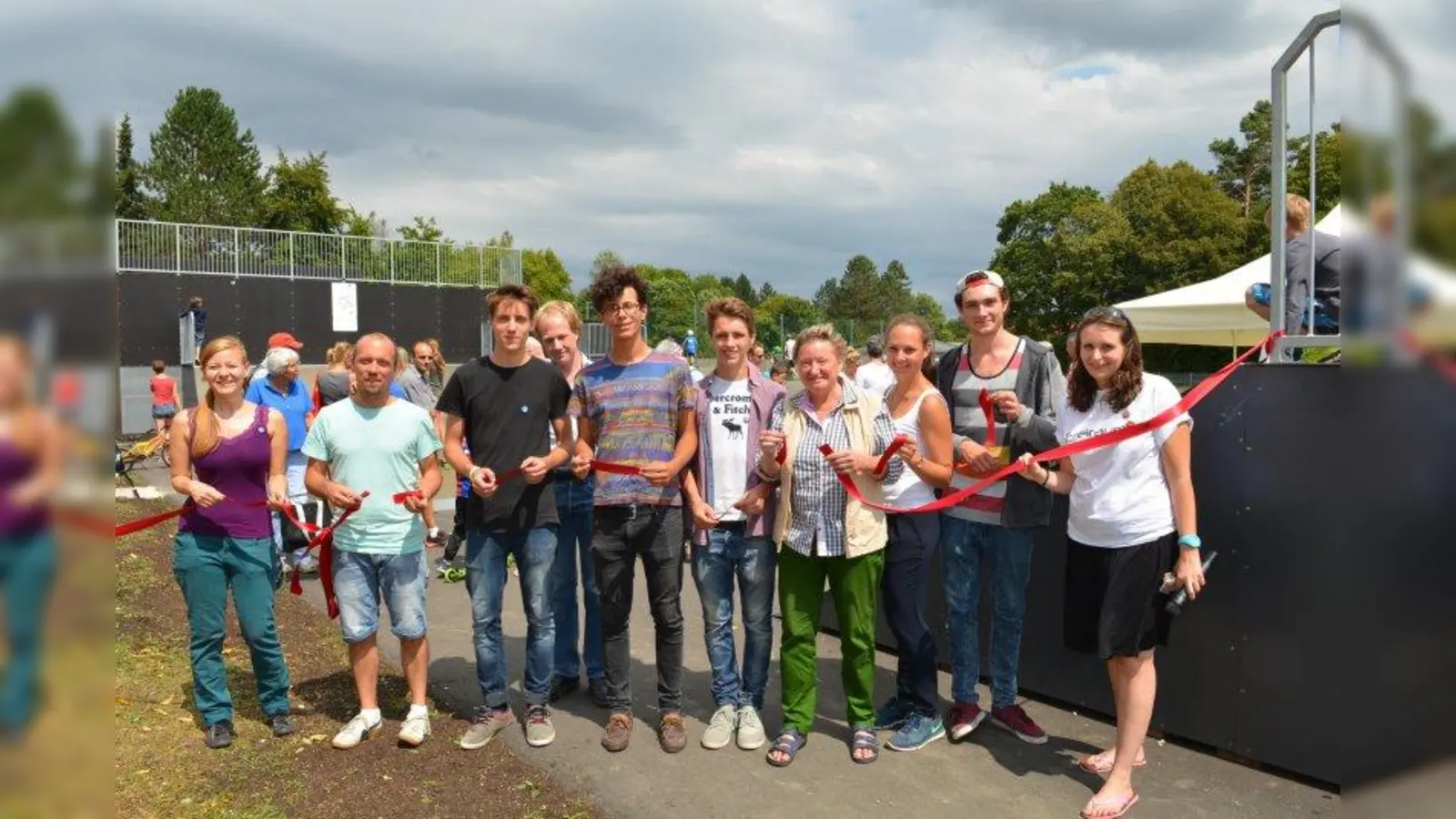 Freuten sich über die Wiedereröffnung (von links): Inga Bramm (freiraum), Andi Biberger (freiraum), Leon Hösch und Martin Eibeler (Gemeinderäte), Moritz Alkofer, Benedict Englisch, Nadia Mangold, Yann Kippe, Mona Harangoza (freiraum).<br><br>Foto: Gemeinde Pullach (Foto: Gem)