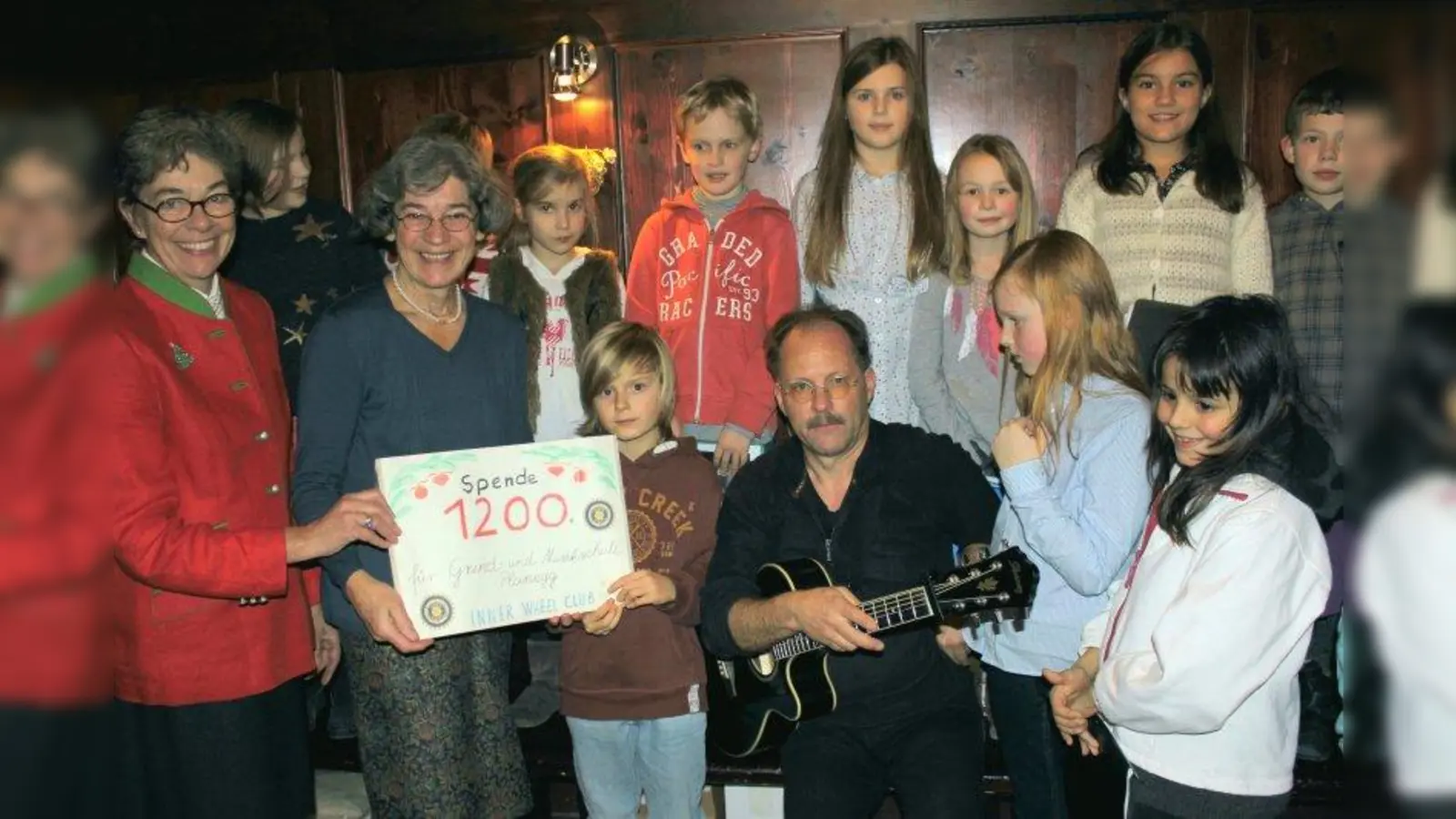 Der Weihnachtskugelverkauf des Inner Wheel Clubs Fünfseenland brachte 1.200 Euro ein. Das Geld soll in den Musikunterricht der Ganztagesschule im Würmtal einfließen. V.l. Petra Schaber und Susi Wittermann vom Inner Wheel Club sowie Musikschulleiter Thomas Schaffert mit Ganztagsschülern aus Planegg. (Foto: US)