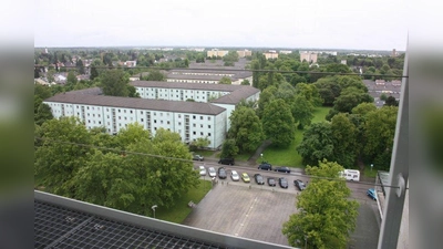 Blick vom Sparkassenhochhaus hinunter auf die Häuser an der Berner Straße. Ihre Höhe soll für Neubauten maßgeblich sein. (Foto: job)