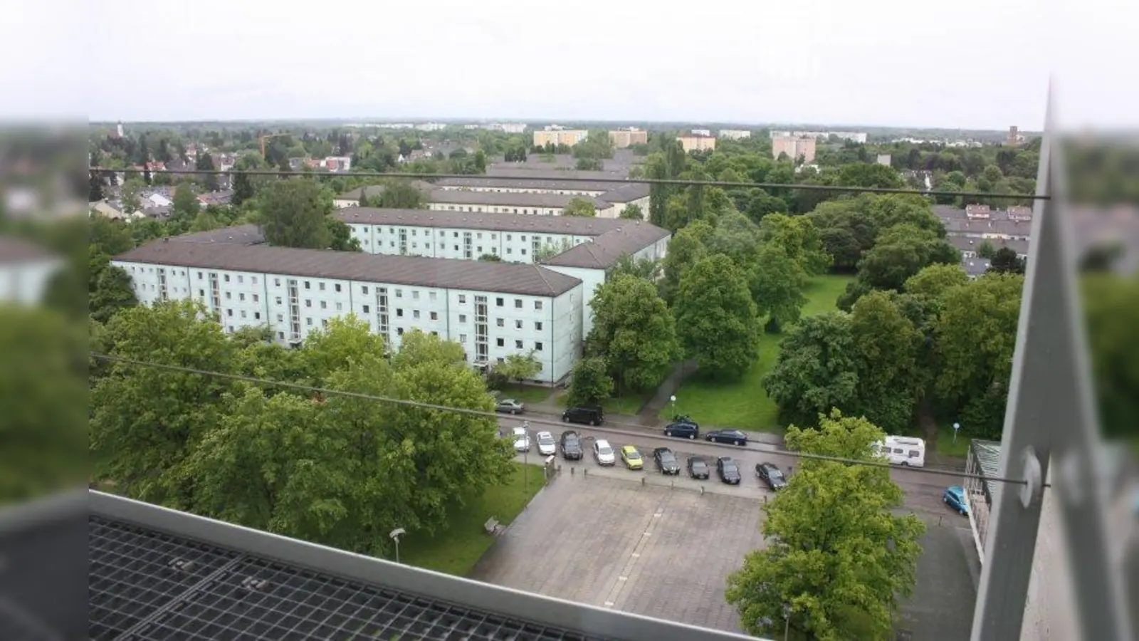 Blick vom Sparkassenhochhaus hinunter auf die Häuser an der Berner Straße. Ihre Höhe soll für Neubauten maßgeblich sein. (Foto: job)