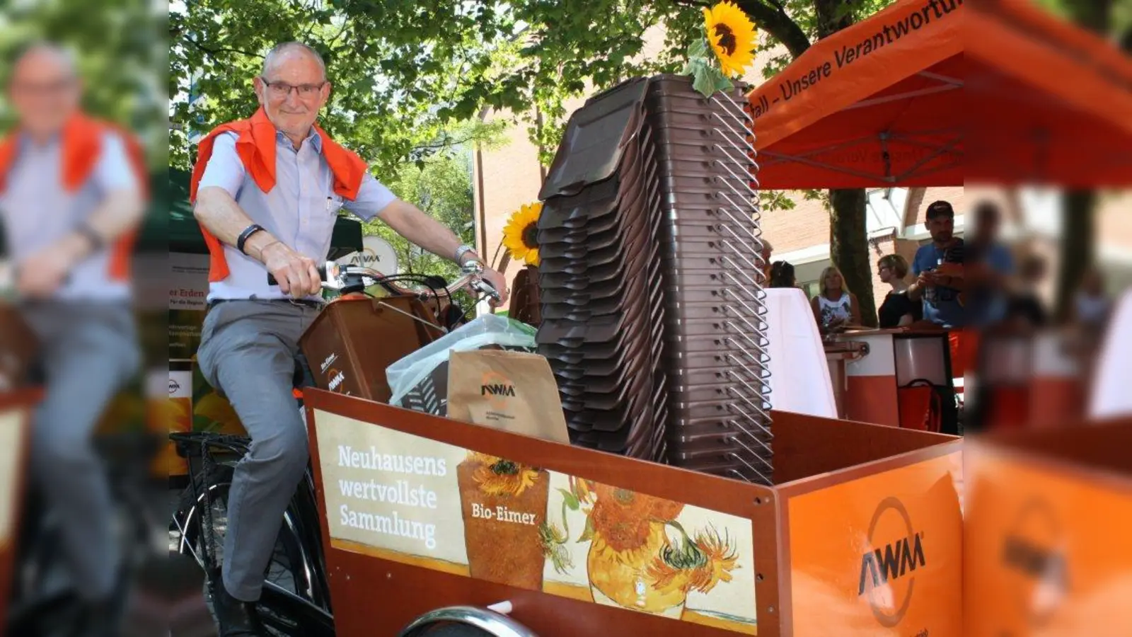Ganz ökologisch: Axel Markwardt, Kommunalreferent und Erster Werkleiter des AWM, präsentiert das Fahrrad, mit dem die neuen Bioabfalleimer an die Bürger im Neuhauser Testgebiet verteilt werden. (Foto: sb)