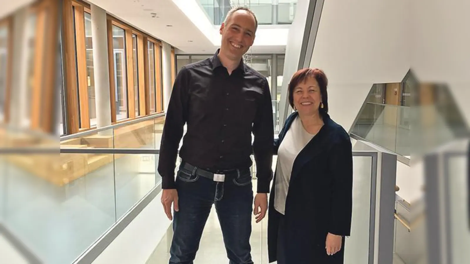 Landtagsabgeordnete Diana Stachowitz, hier mit Schulleiter Leonhard Baur, wünscht sich stärkere Förderung auch für paralympische Nachwuchssportler.             (Foto: Diana Stachowitz)