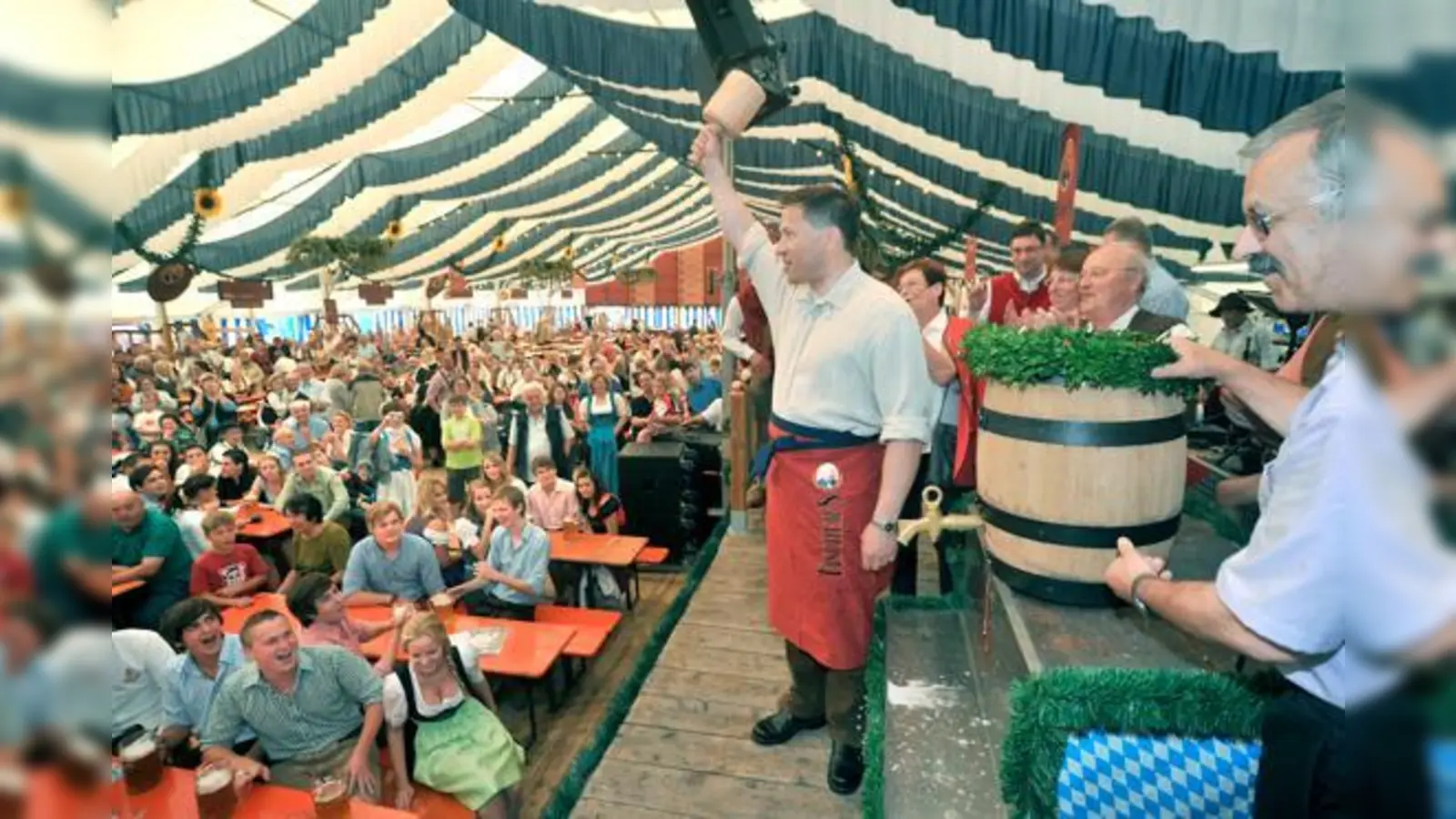 Gestern zapfte OB Max Gotz an, nun wird beim Erdinger Herbstfest über eine Woche lang gefeiert. Am Donnerstag findet der Kinderfestzug statt.	 (Foto: Stadt Erding)