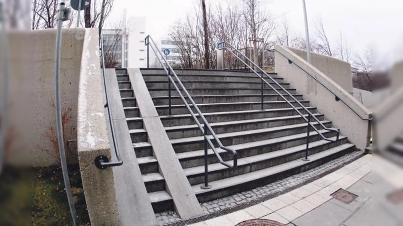 Viel zu steil: Der eigentliche Zugang zur Fußgängerbrücke über die Ständlerstraße gleicht derzeit für manche eher einer unüberwindbaren Barriere. Die Stadt will nun mit einer stufenlosen Rampe Abhilfe schaffen	 (Foto: RedN)