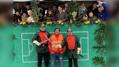 Gute Stimmung herrschte auf dem Festwagen des TSV Poing. Vorne von links: Gendarm und TSV-Vorstand Robert Rieger, Ordner und Trainer Srdjan Simicevic und Gendarm und stellvertretender Kassier Steffen Rieger. (Foto: Verein)