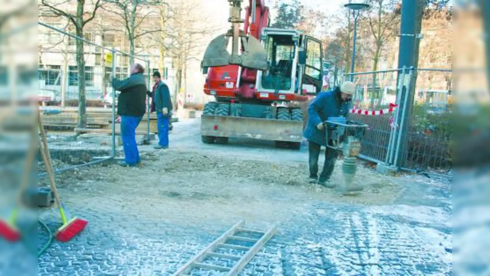Mit schwerem Gerät stellten Bauarbeiter kurz vor den Feiertagen den Gehweg am St. Rupert-Brunnen in der Trappentreustraße provisorisch wieder her. (Foto: tg)