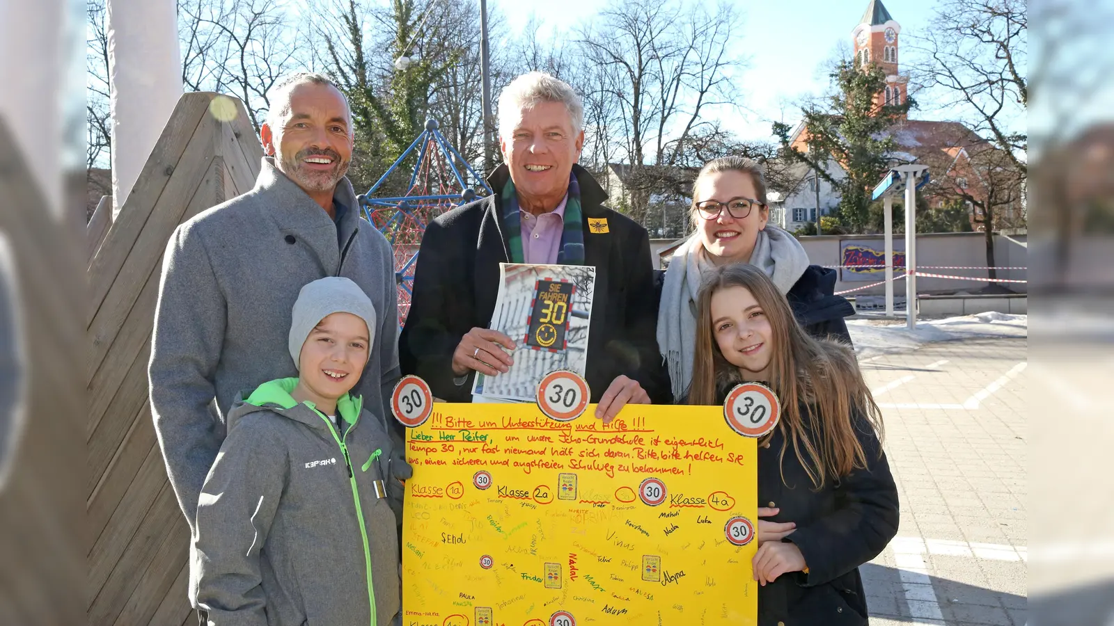 Auch an der Ichoschule machte Dieter Reiter (Mitte) Station. Dort halten sich viele Autofahrer nicht an Tempo 30. (Foto: Stadt München)