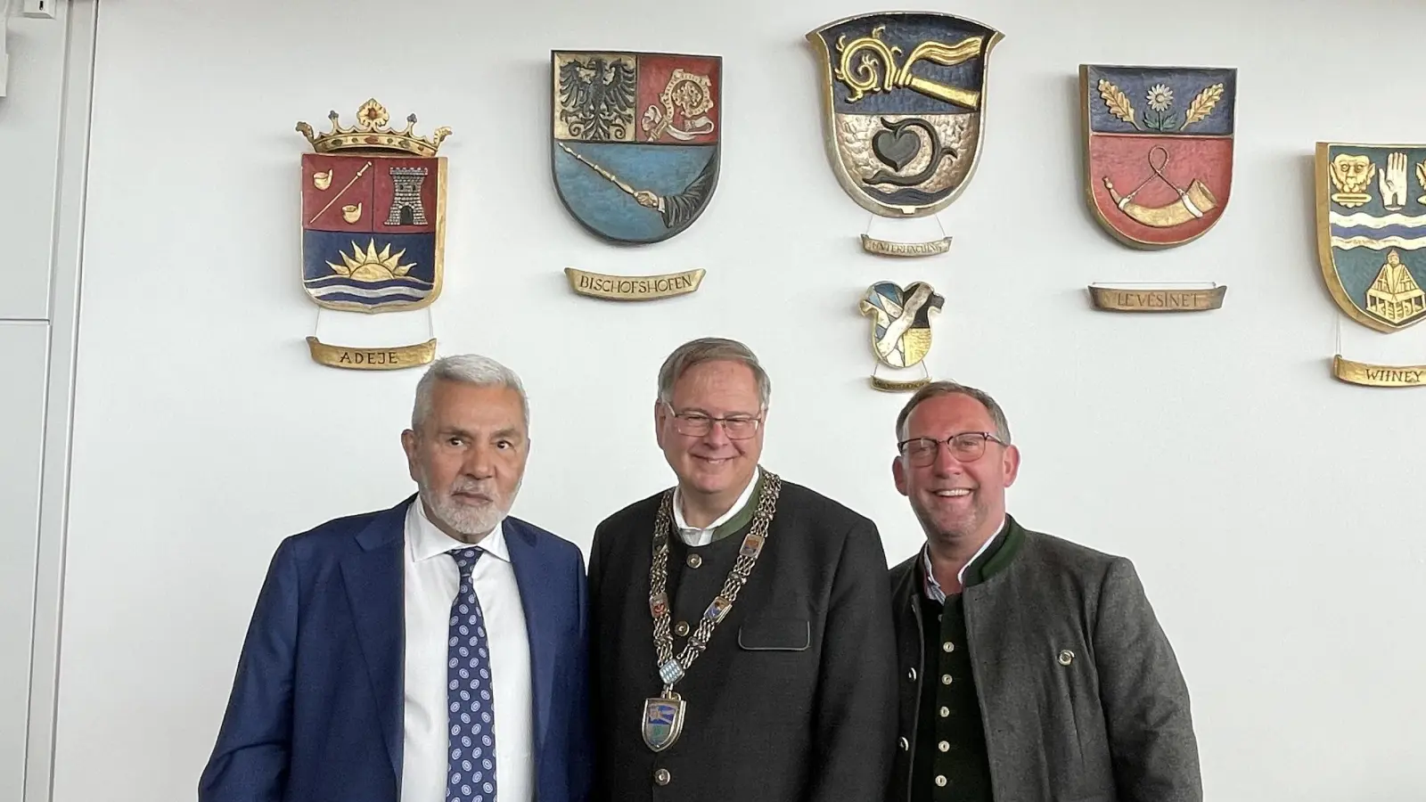 Feierten gemeinsam das Partnerschaftsjubiläum zwischen Unterhaching und Adeje (v.l.): Brgm Alcalde Jose Miguel Rodriguez Fraga (Adeje), Brgm. Wolfgang Panzer und Brgm. Hans-Jörg Obinger (Bischofshofen). (Foto: hw)