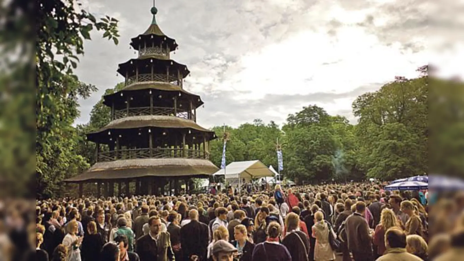Beim »Kocherlball« geht es am Chinesischen Turm in den frühen Morgenstunden rund. 	 (Foto: Jakob Berr)