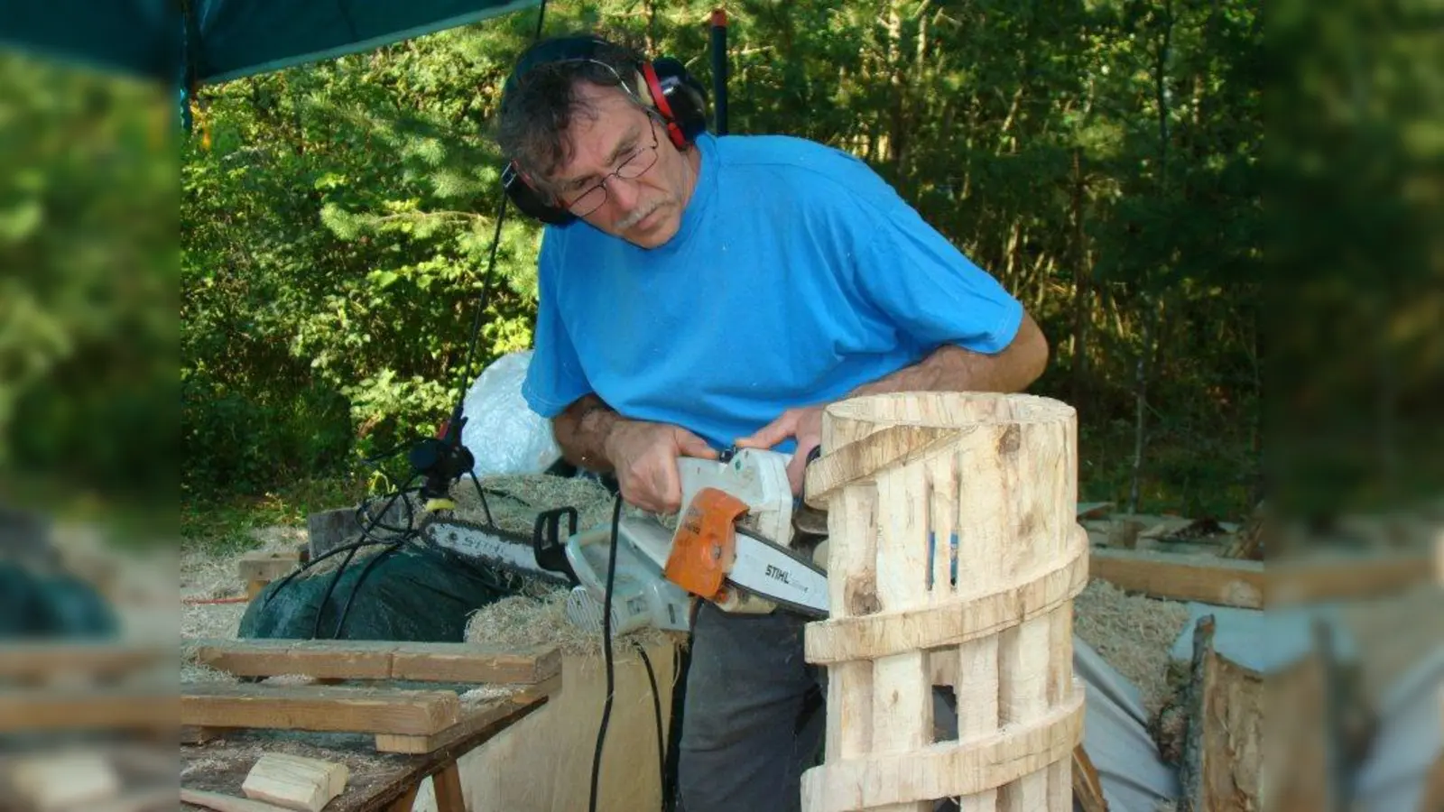 Johannes Hofbauer benutzt die Kettensäge für seine Skulpturen. (Foto: pst)