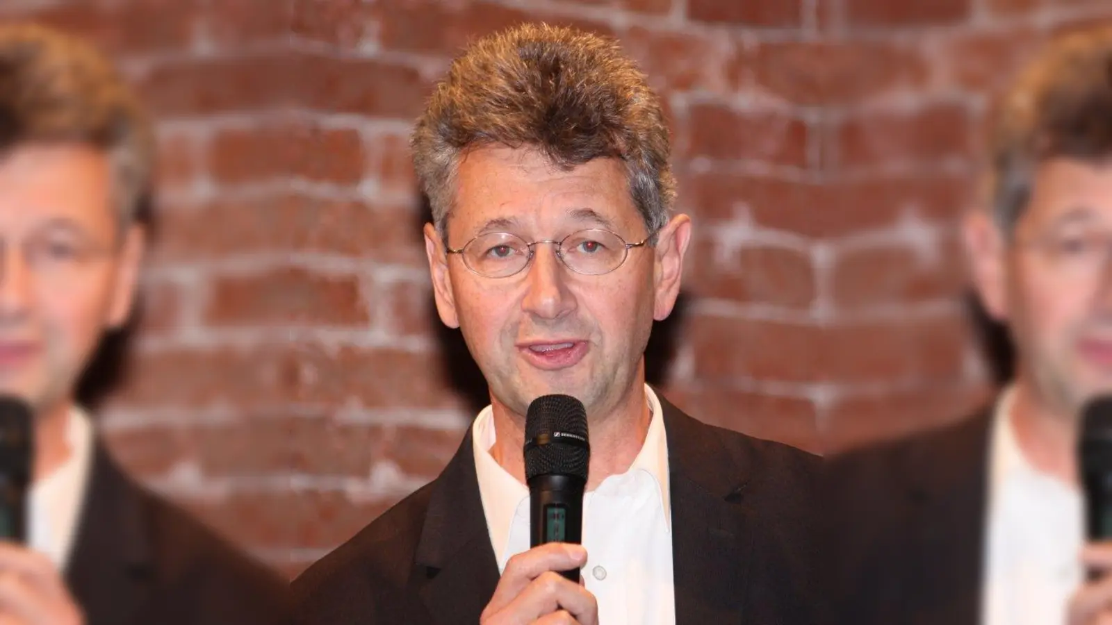 Kultusminister Michael Piazolo freut sich über das gute Abschneiden Bayerns beim Bildungsmonitor 2020. (Foto: job)