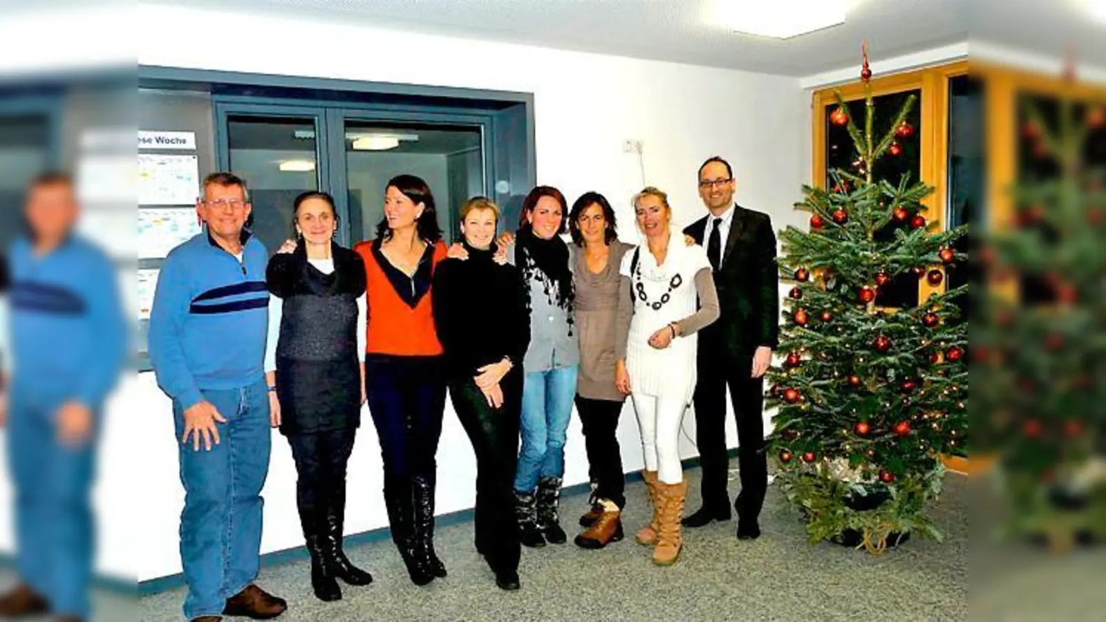 Abteilungsleiter Gert Schröter (li.) und MdL Bernhard Seidenath (re.) mit den »Tennis-Müttern«, Petra Schaper-Ochner, Marlies van der Meys (NL), Elke Pignitter (A), Karin Jost (Mannschaftsführerin), Louise Holland (GBR) und Pam Bubenheim (v. li.).	 (Foto: V)