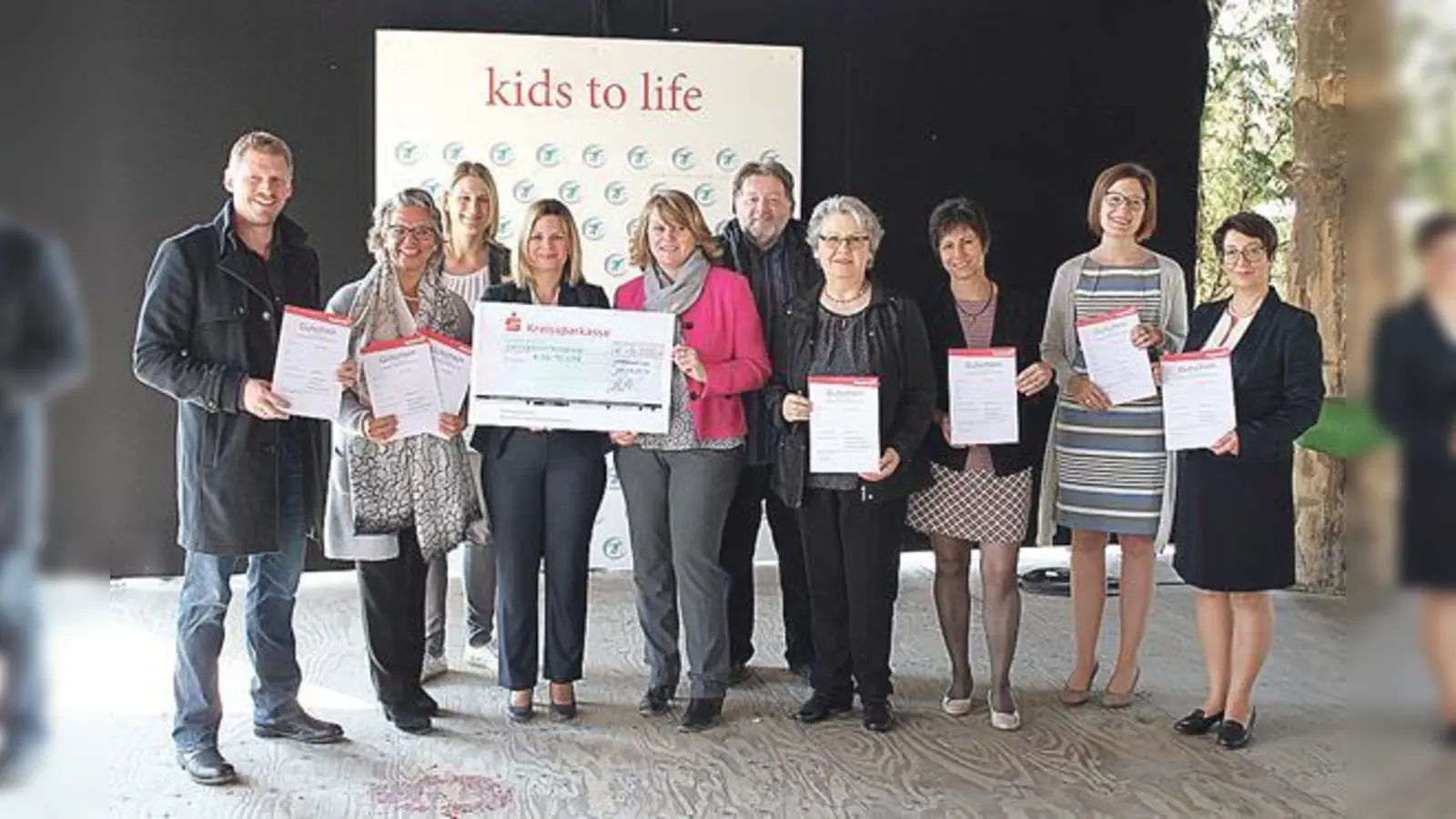 Martin Gruber, Barbara Hathaway, Anne-Katrin Mertens (Studienkreis), Christina Heigl  und Iris Kühnel, Alois Buchinger und Karola Köhle, Carolin Faulstich, Maka Viel und Ayten Dumann (Studienkreis) bei der Übergabe der Stipendien.	 (Foto: kids to life)