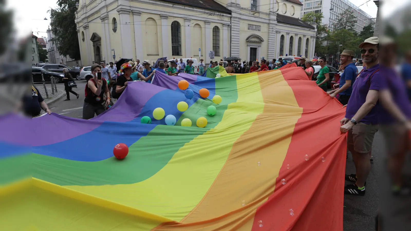 Der diesjährige Christopher Street Day findet am 13. und 14. Juli in München statt. Ein fröhliches und friedliches Miteinander wird hier gefeiert. (Foto: VA)