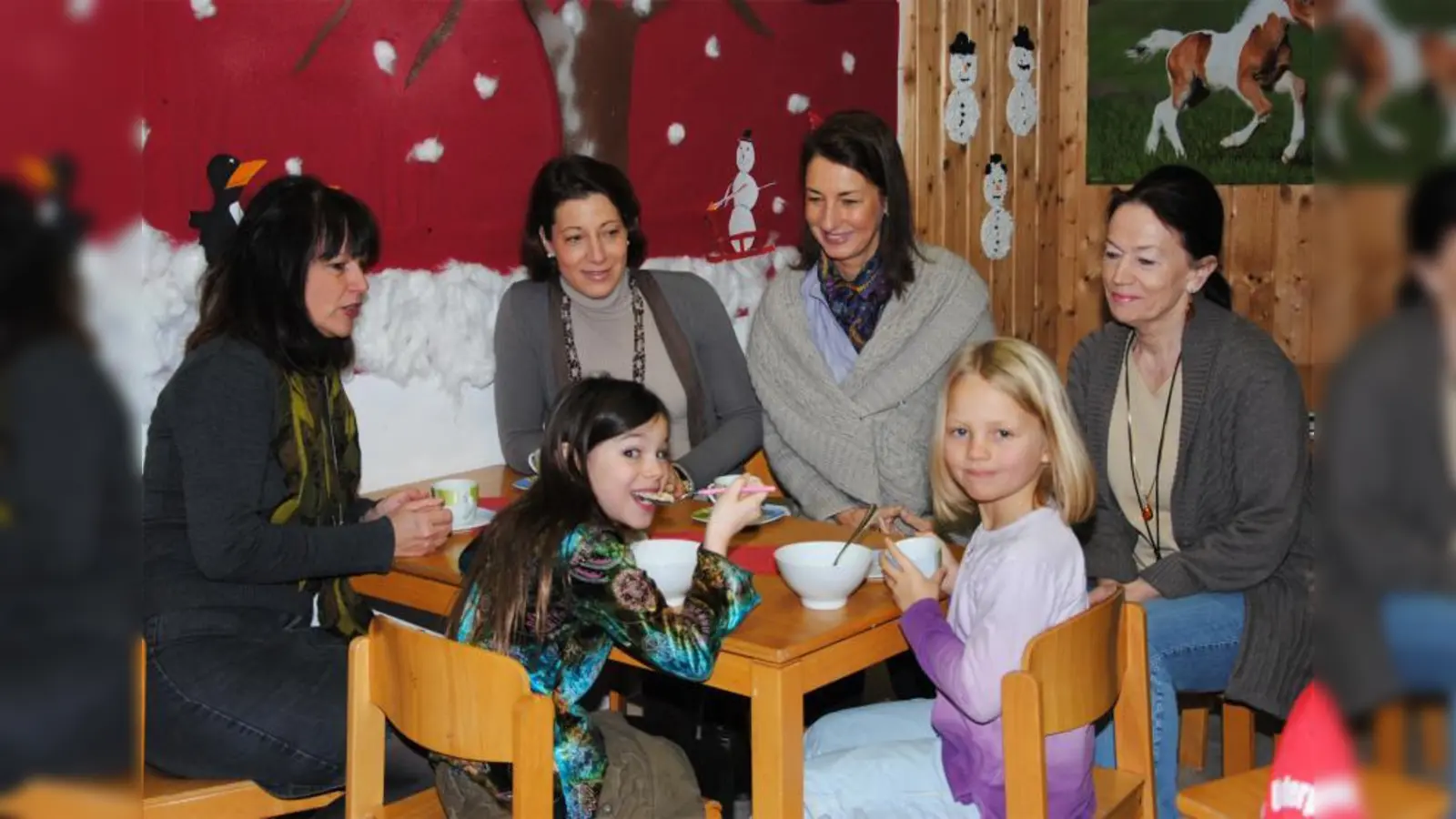 Eine Tasse Tee gab es im schön dekorierten Frühstückraum auch für (von links) Rektorin Anita Bock, die beiden Sternstunden-Mitarbeiterinnen Judith Prem und Marianne Lüddeckens sowie Lehrerin Angelika Kraus. (Foto: Eva Schraft)