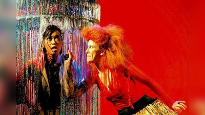 Die Hexe (Veronika Farkas) prüft am »Zünglein«, ob Hänsel (Misaki Ono) schon ausreichend gemästet ist, um ihr als Braten zu dienen. 	 (Foto: Splettstösser)