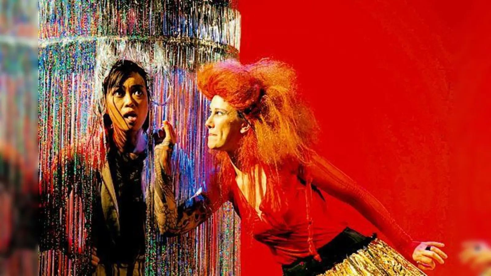 Die Hexe (Veronika Farkas) prüft am »Zünglein«, ob Hänsel (Misaki Ono) schon ausreichend gemästet ist, um ihr als Braten zu dienen. 	 (Foto: Splettstösser)