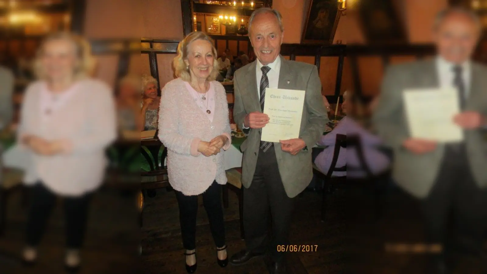 Prof. Eberhard Reimann wurde von Margot Günther für sein langjähriges Engagement geehrt. (Foto: SU)