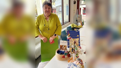 Elisabeth Krautter aus Taufkirchen hat für den guten Zweck gebastelt. Beim Adventsumtrunk im Bürgertreff kann man gegen Spende ihre Erzeugnisse erwerben.  (Foto: hw)