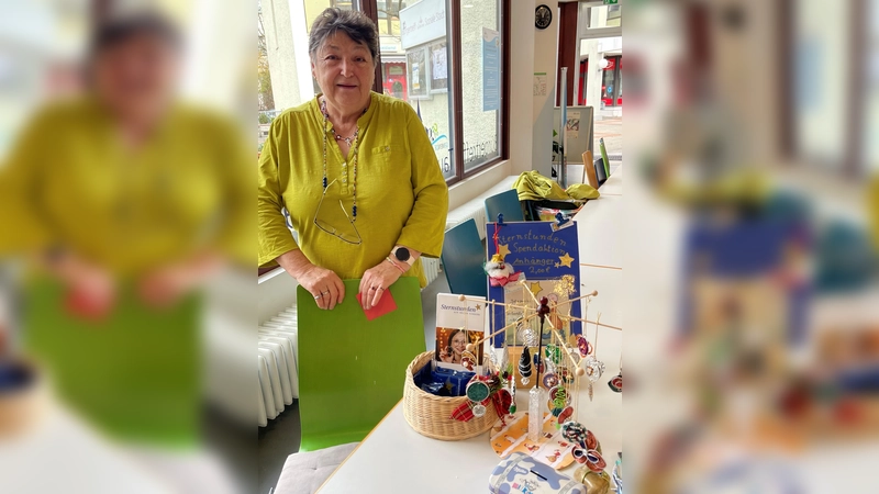Elisabeth Krautter aus Taufkirchen hat für den guten Zweck gebastelt. Beim Adventsumtrunk im Bürgertreff kann man gegen Spende ihre Erzeugnisse erwerben.  (Foto: hw)