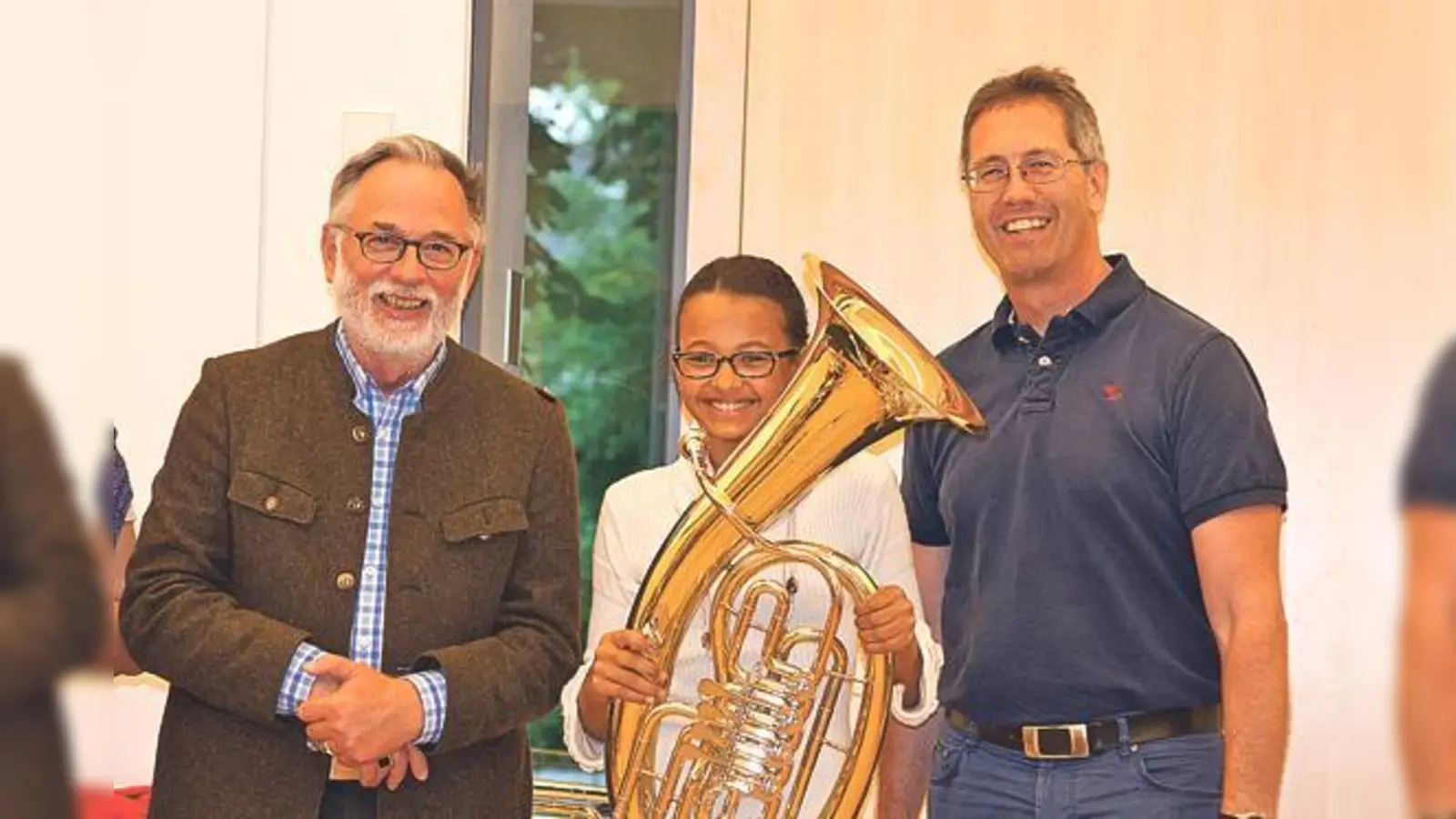 Dr. Georg Kronawitter (li.) bei der Übergabe das Bariton an den Posaunenchor Trudering und an seinen Leiter Markus Winter (r.).	 (Foto: privat)