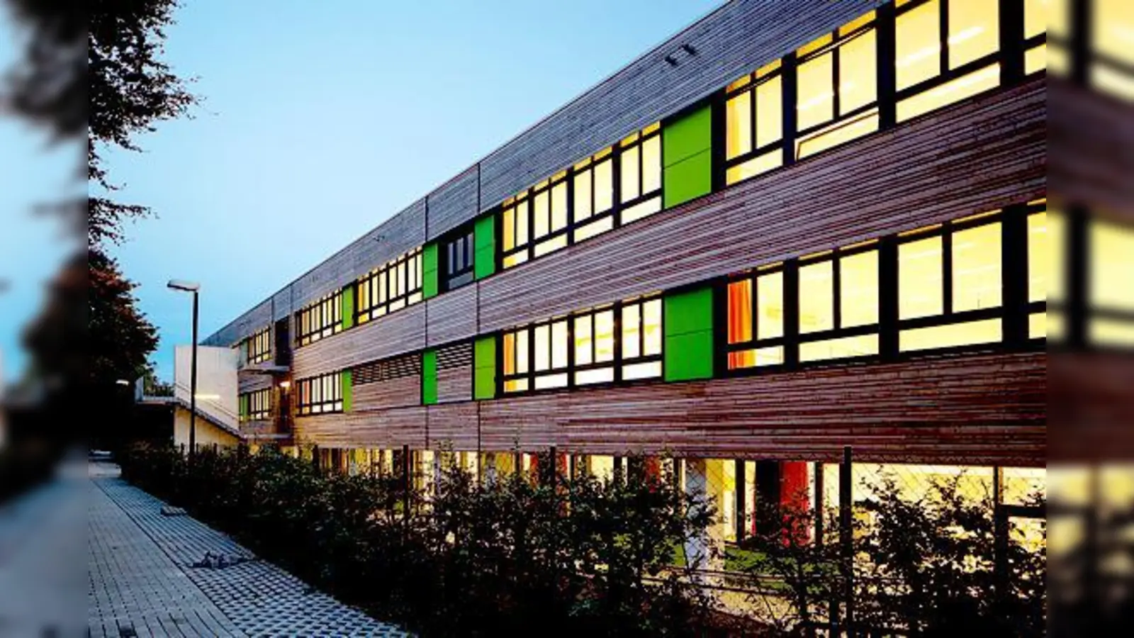 Nachhaltig und  (Foto: Holz-Fassade mit frischen Grüntönen.)