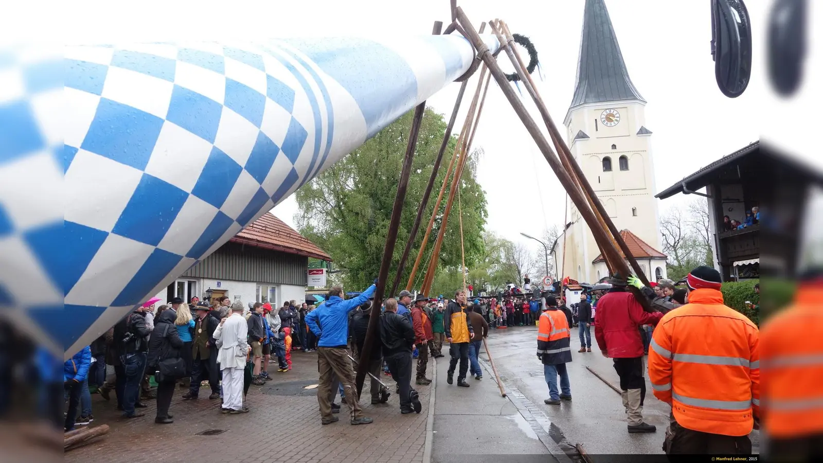 Am Samstag, 14. März, holen die Taufkirchner Buschen ihren Maibaum ein. So wird auch am kommenden Samstag die traditionelle Maibaumwachenzeit in der neuen Burschenhütte beginnen.  (Foto: Burschenverein Taufkirchen)