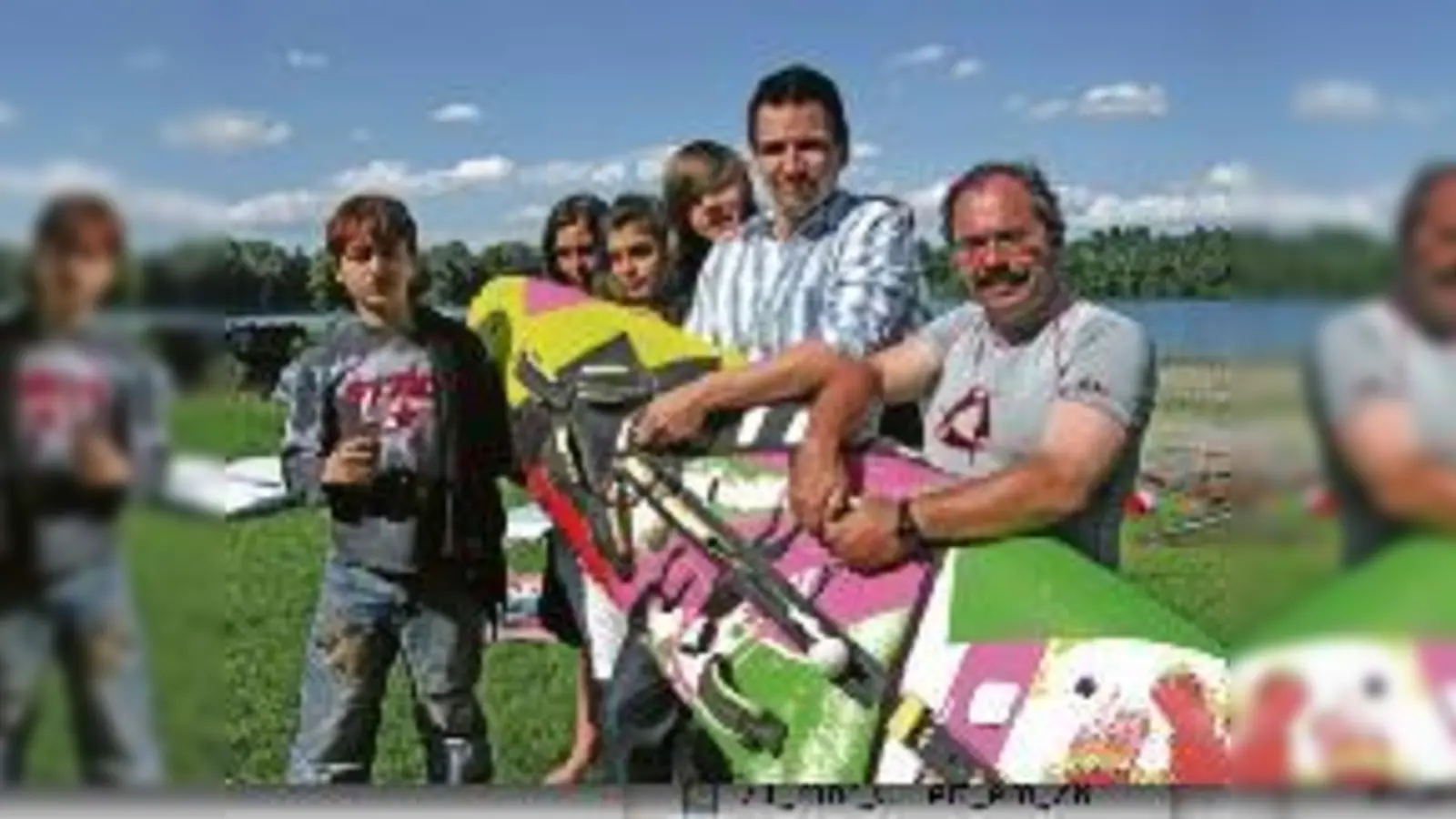 Jugendliche vom »Birkeneck« freuen sich zusammen mit ihrem Sozialpädagogen Sigmar Urban (rechts) und Ulrich Bergers vom SSC Neufahrn über ihr neues Surfbrett.	 (Foto: SSC)