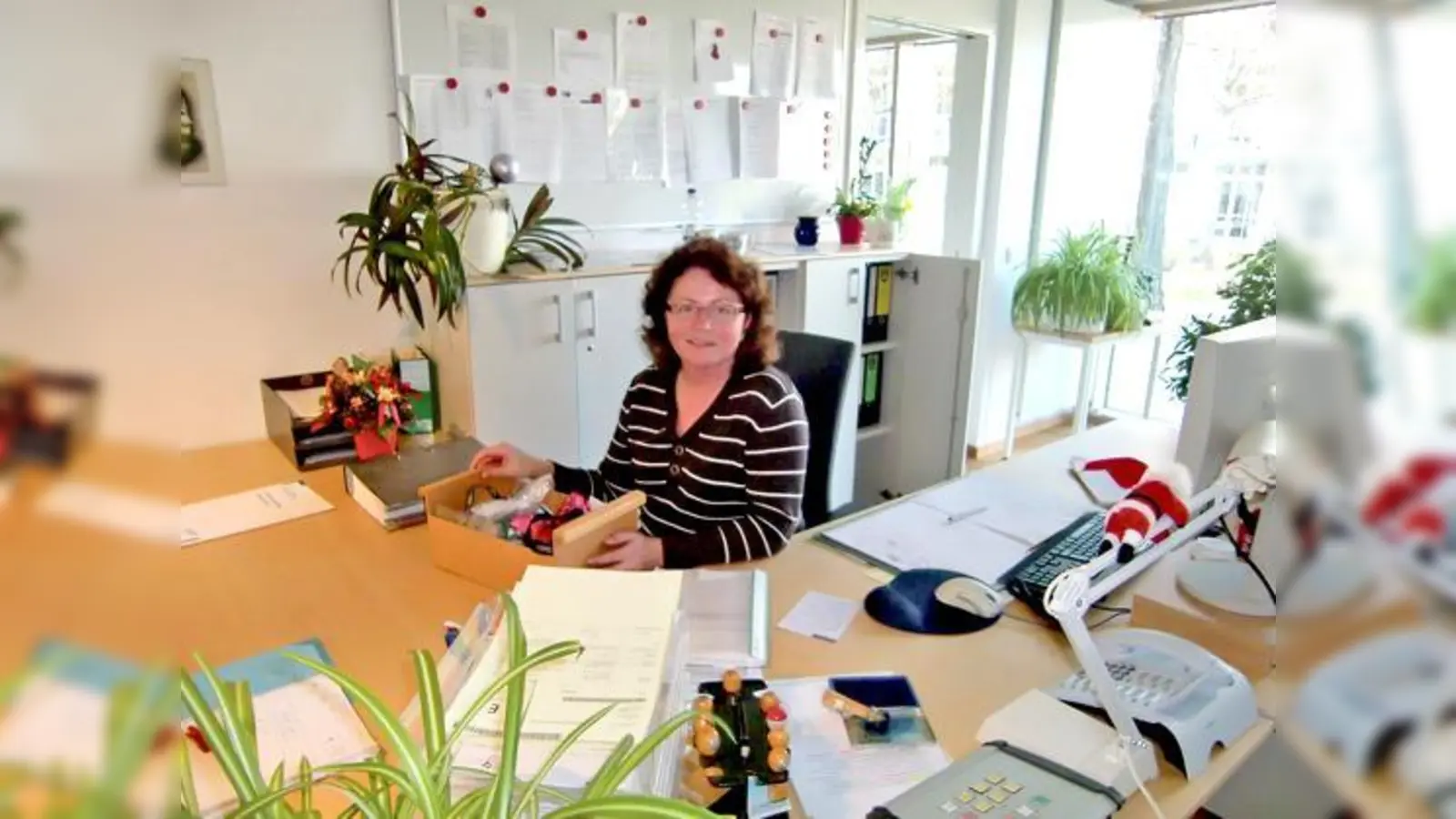 Irina Rung vom Fundamt der Gemeinde Haar präsentiert eine Kiste voller  gefundener Schlüssel, die bislang nicht abgeholt wurden.	 (Foto: ikb)