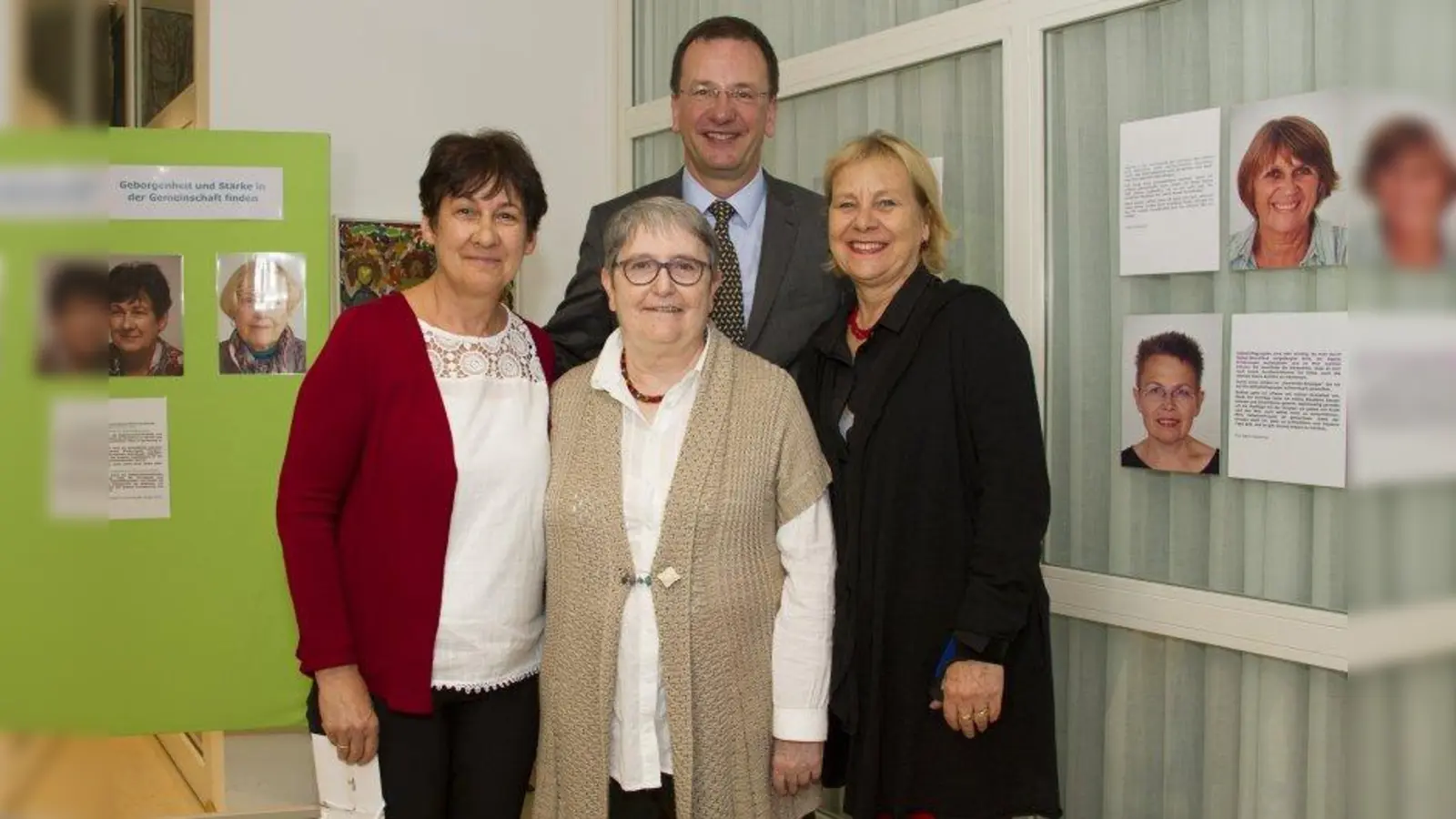 Freuen sich über die Ausstellung, von links: Anita Schindler, Monique Braun, Oberbürgermeister Andreas Haas und Gaby Off-Nesselhauf. (Foto: Germeringer Insel)