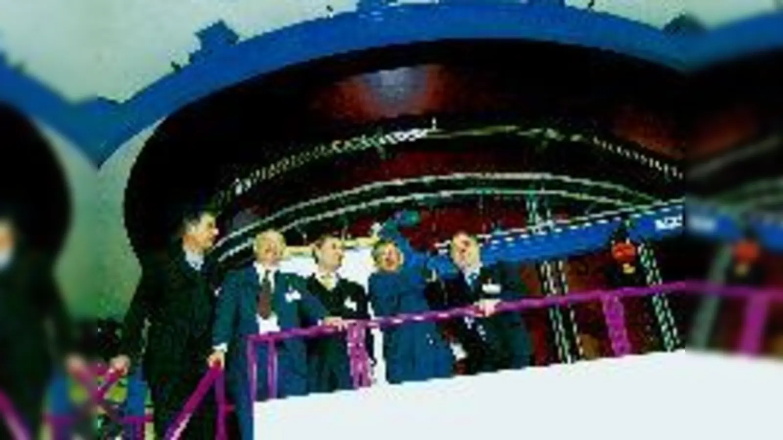 Gerd Müller, Martin Mayer, Johannes Singhammer, Winfried Petry und Franz Obermeier (von links) vor der Neutronenquelle im Garchinger Forschungsreaktor FRM II. 	 (Foto: cr)