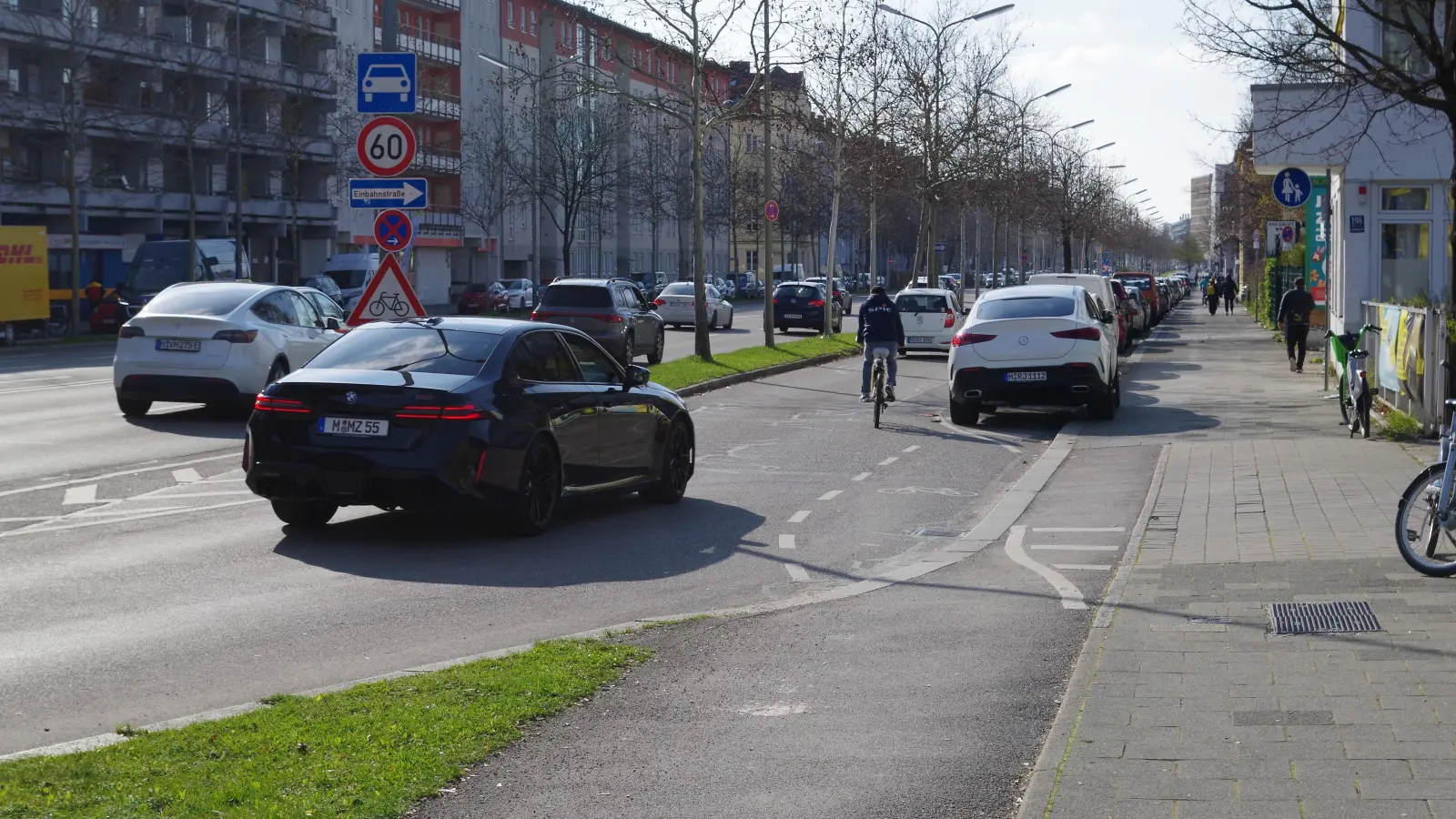 Radwege entlang der Landsberger Straße münden wie hier, auf Höhe der Friedenheimer Straße, in die Seitenfahrbahnen der Landsberger Straße. Das Mobilitätsreferat mahnt Radfahrer und Autos zur gegenseitigen Rücksichtnahme. (Foto: kö)