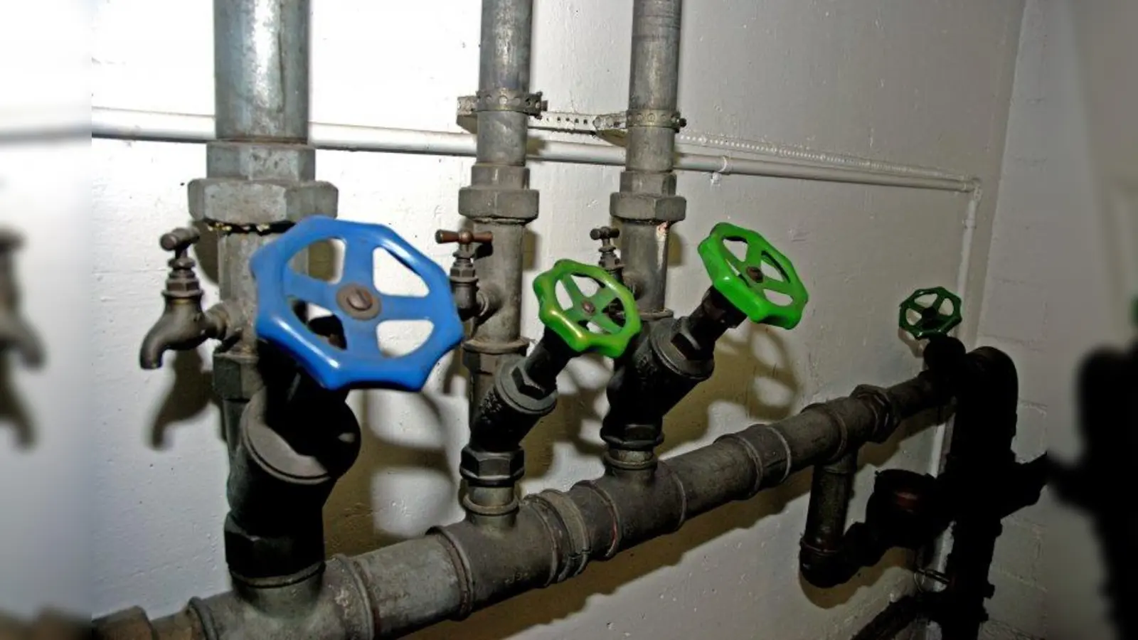 Gefriert das Wasser in den Leitungen, vergrößert sich sein Volumen um etwa zehn Prozent. Die Wasserrohre können dem Druck oft nicht standhalten und bersten. (Foto: Paul-Georg Meister/ pixelio.de)