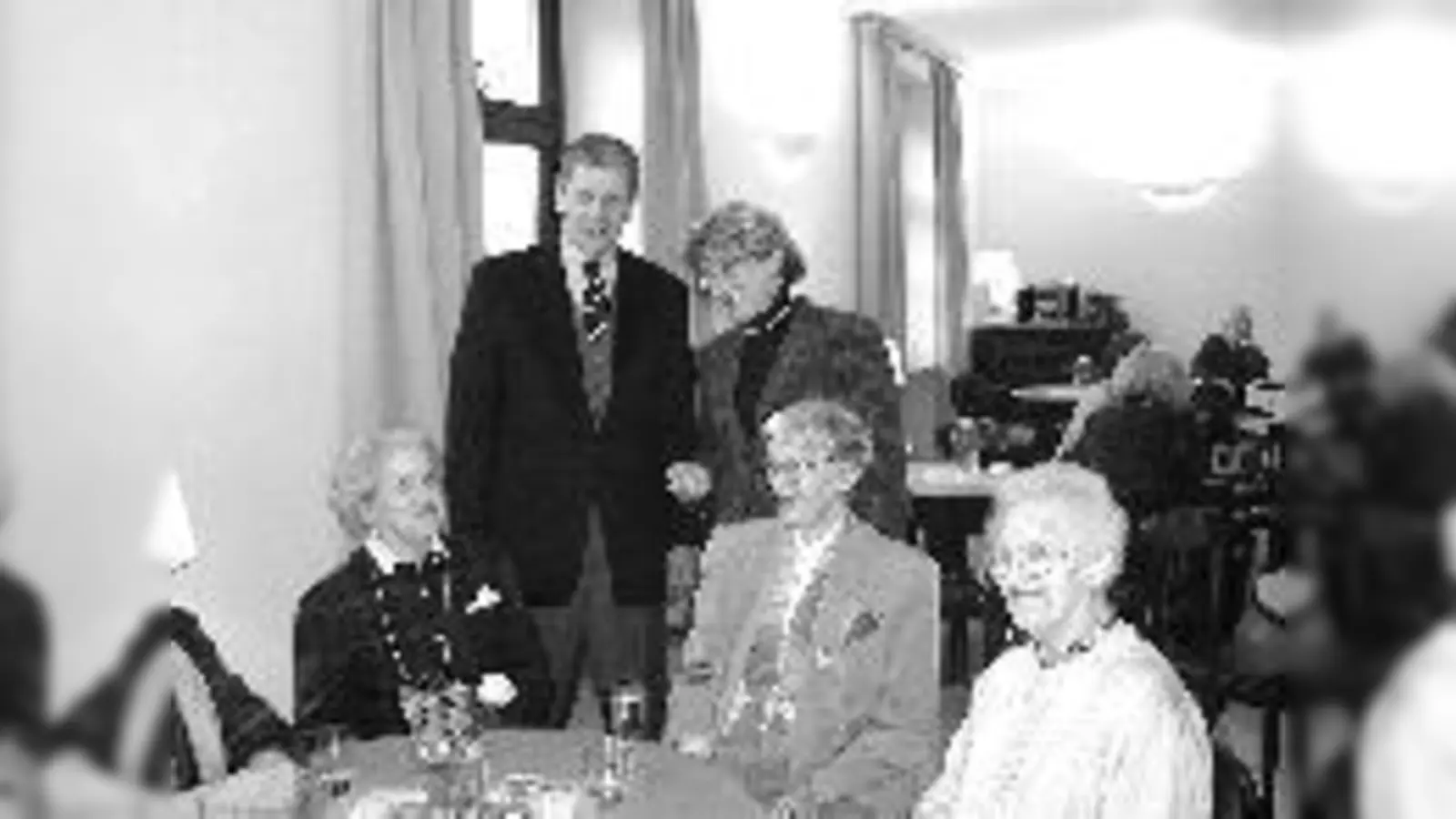 Münchenstift-Geschäftsführer Gerd Peter und Bürgermeisterin Gertraud Burkert im Gespräch mit Bewohnerinnen des Hauses Rümannstraße. (Foto: ta)