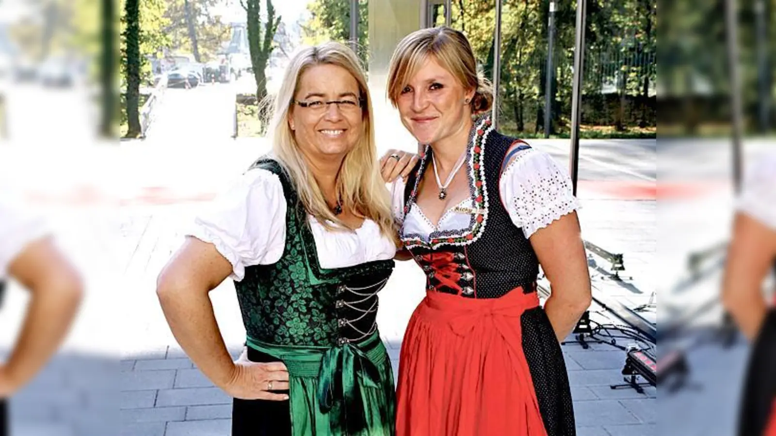 Bei der Eröffnung der Halle des SV Lohhof: Richarda Zorn (rechts) und Carolin Kock aus der Volleyballabteilung.	 (Foto: Zorn)
