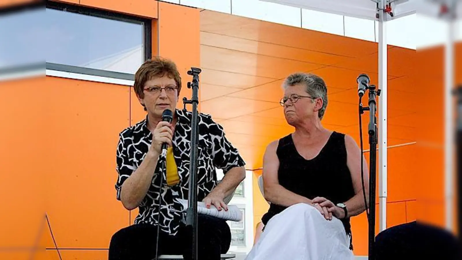 Angelika Simeth (li.) und Elisabeth Hollerbach, geschäftsführender Vorstand der Wohnbaugenossenschaft Wagnis bei der Podiumsdiskussion.	 (Foto: js)