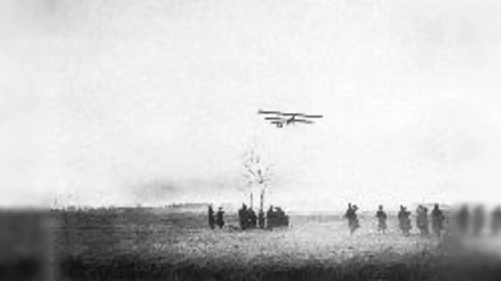 Milbertshofen, eine Fliegerhochburg Anfang des 20. Jahrhunderts. Gustav Otto hebt vor staunenden Leuten vom Oberwiesenfeld ab.	 (Foto: Buchendorfer Verlag)