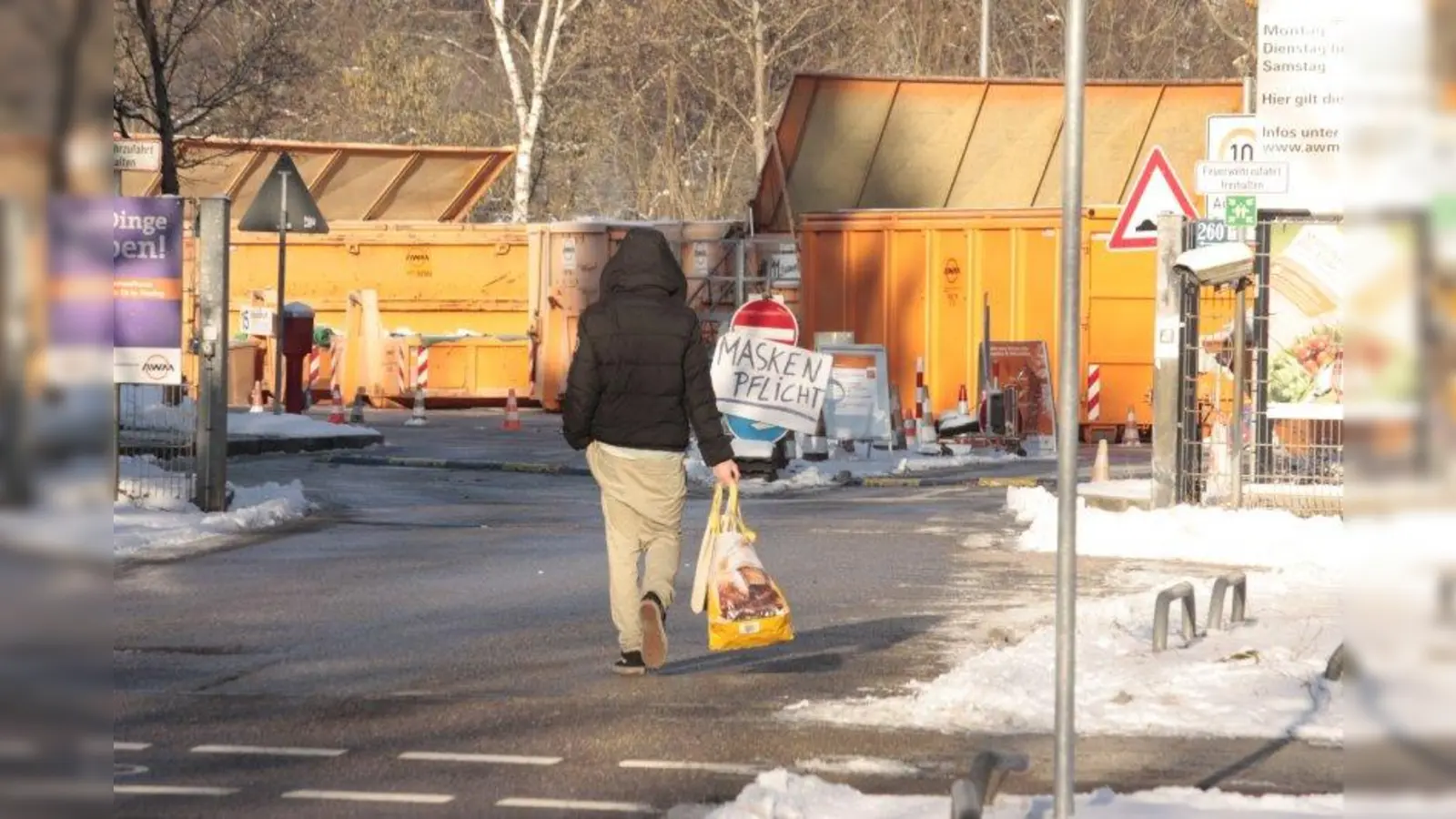 Nach den Sitzungen von Stadtrat und Bezirksausschuss am Werstoffhof Thalkirchen: keine Schlange für wen auch immer und Zutritt für alle. (Foto: job)