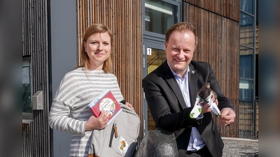 Babybesucherin Kristina Eibl und Landrat Robert Niedergesäß mit dem Wilkommensgeschenk.  (Foto: LRA Ebersberg)
