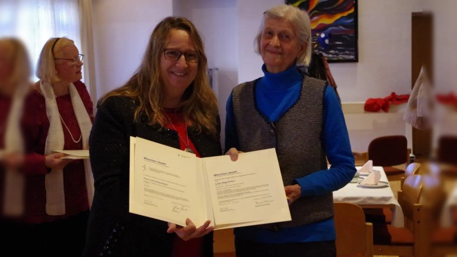 Mit der Ehrung „München dankt“ zeichnet CSU-Stadträtin Alexandra Gaßmann (rechts) unter anderem Luise Österreicher aus. (Foto: kö)