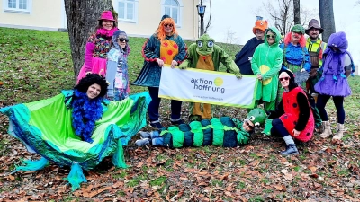 Das Team der aktion hoffnung präsentiert eine Auswahl an bunten und ausgefallenen Kostümen, die bei den Secondhand-Faschingsmärkten angeboten werden. (Foto: Andrea Haslacher, aktion hoffnung)