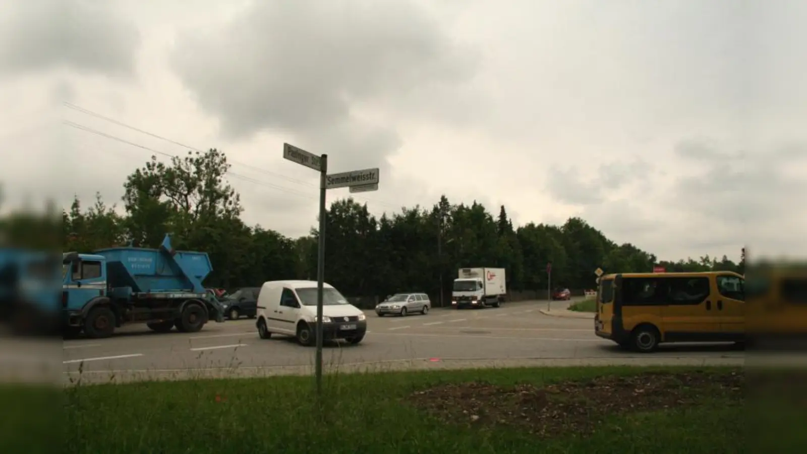 Hier läuft das nächste Bauprojekt der Gemeinde Planegg: Die Kreuzung Pasinger / Semmelweisstraße bekommt einen Kreisverkehr. (Foto: US)