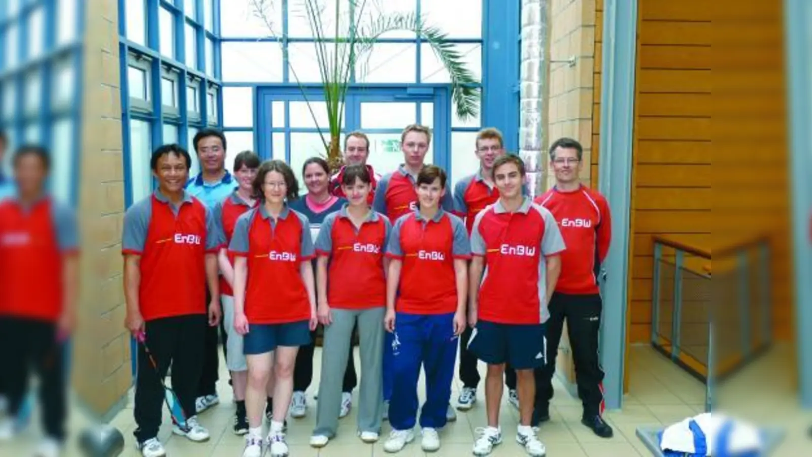 Die Teilnehmer des SV Germering am Mannschaftsturnier in Unterföhring (v.l.): Angka Bernarto, Feng Tian, Stefanie von Biberstein, Claudia Ruppert, Petra Benzinger, Michael Eberlein, Anita Härle, Christian Eggers, Andrea Härle, Stefan Bretschneider, Andreas Kusy und Hans Härle. (Foto: pi)