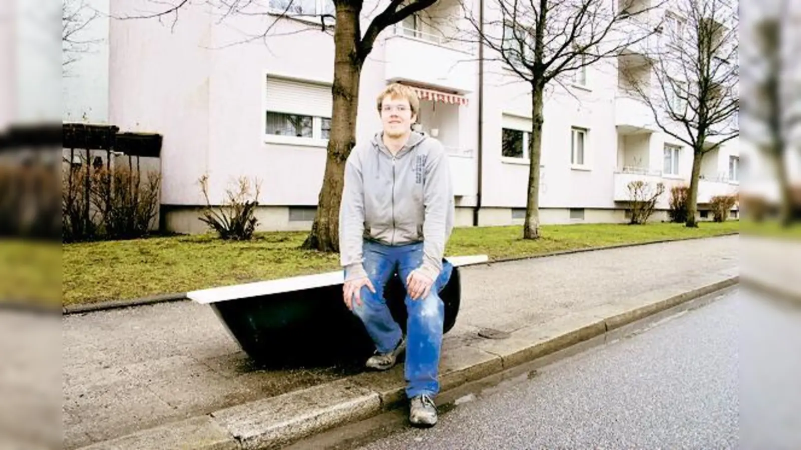 Inzwischen ist das Bad komplett demontiert. Als die Wanne noch in dem Haus im Hintergrund stand, setzte sich Kai Struve erstmal drauf, um eine Zigarette zu rauchen. Er hatte gerade über 100.000 Euro gefunden.	 (Foto: cr)