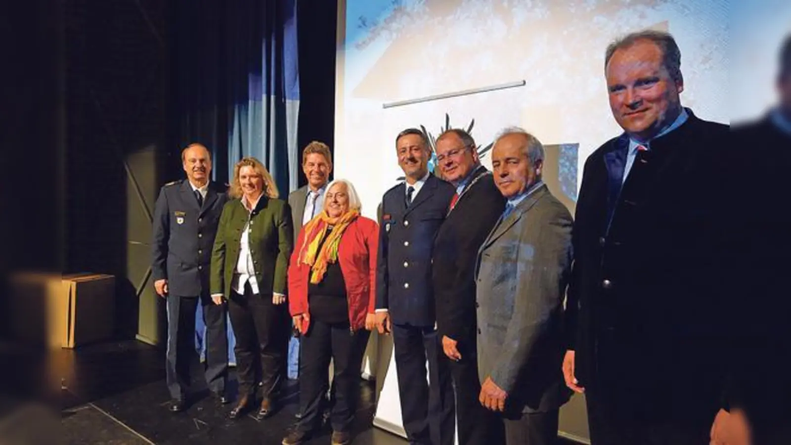 Eine große Gratulantenschar hatte sich eingefunden: Hubertus Andrä, Kerstin Schreyer, Ullrich Sander, Barbara Bogner, Stefan Schraut, Wolfgang Panzer, Johannes Ertl und Christoph Göbel (v.l.)	 (Foto: hw)