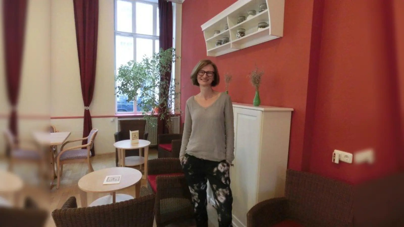 Die Cafeteria des ASZ Westend ist ein Ort der Begegnung: ASZ-Leiterin Melanie Ritter freut sich auf das bunte Fest am 8. März. (Foto: ds)