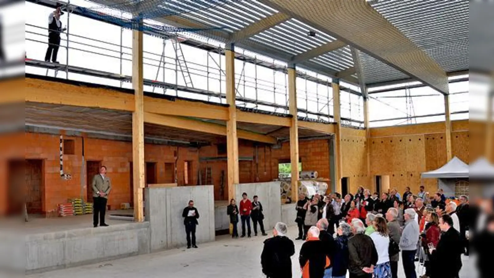 Der Zimmerermeister und Hochbautechniker Martin Winkler verlas den  Richtspruch für die neue Dreifachsporthalle in Zorneding. 	 (Foto: Sybille Föll)
