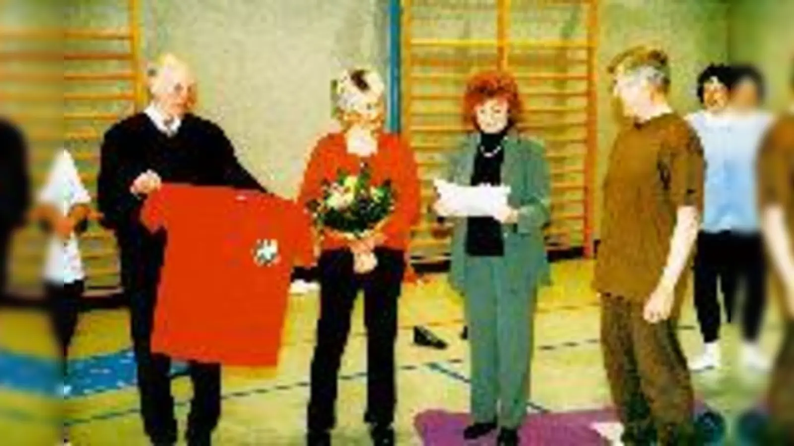 Oberschleißheims Bürgermeisterin Elisabeth Ziegler überreichte die Urkunde an Claudia Knoblach, Klaus Hauenstein und Gerd Gaggenmeier vom TSV Schleißheim.	 (Foto: Privat)