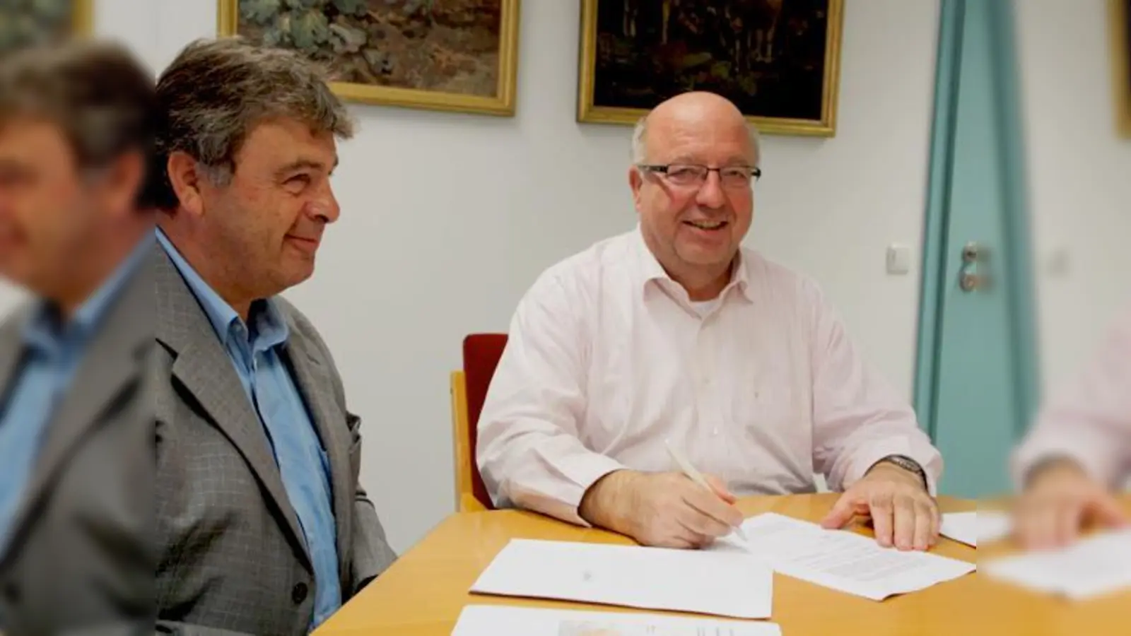 Verträge müssen sein: Die Gemeinde Langenpreising wurde sich, wie viele andere, mit der Deutschen Telekom einig. Bürgermeister Peter Deimel (rechts) unterschrieb schon mit Telekom-Vertreter Reinhold Gegenfurtner.	 (Foto: kw)